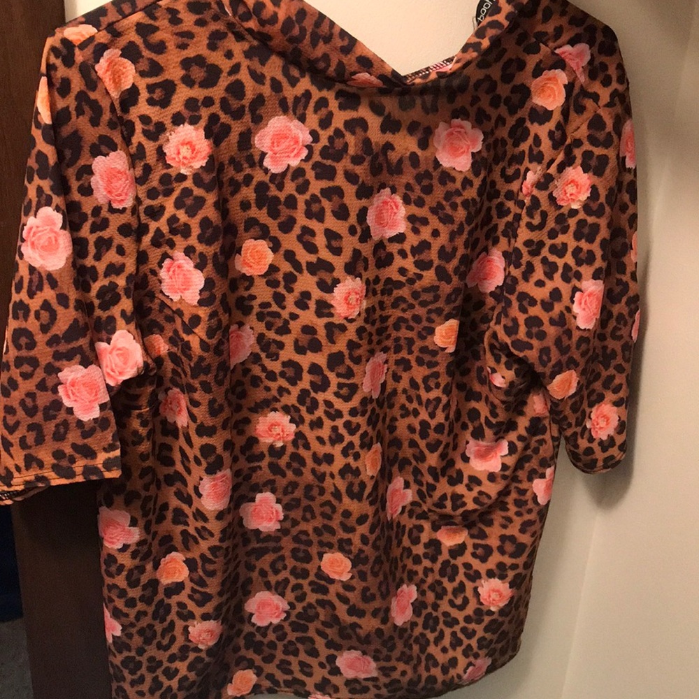 ♥️NEW Cheetah print blouse/rose designs♥️
